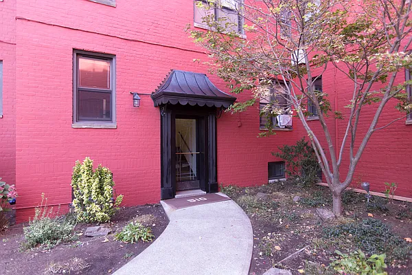 Sold by Re/Max In The City | media 10