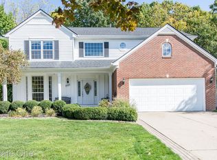 1060 Shetland Dr, South Lyon, MI