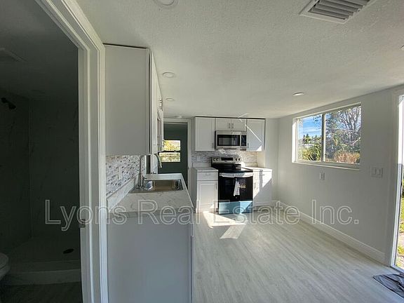 4th image of 3940 Bennett Ln APT B
