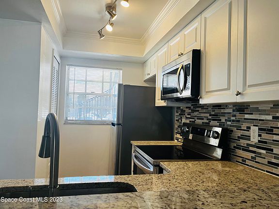 5th image of 3138 Sir Hamilton Cir #4