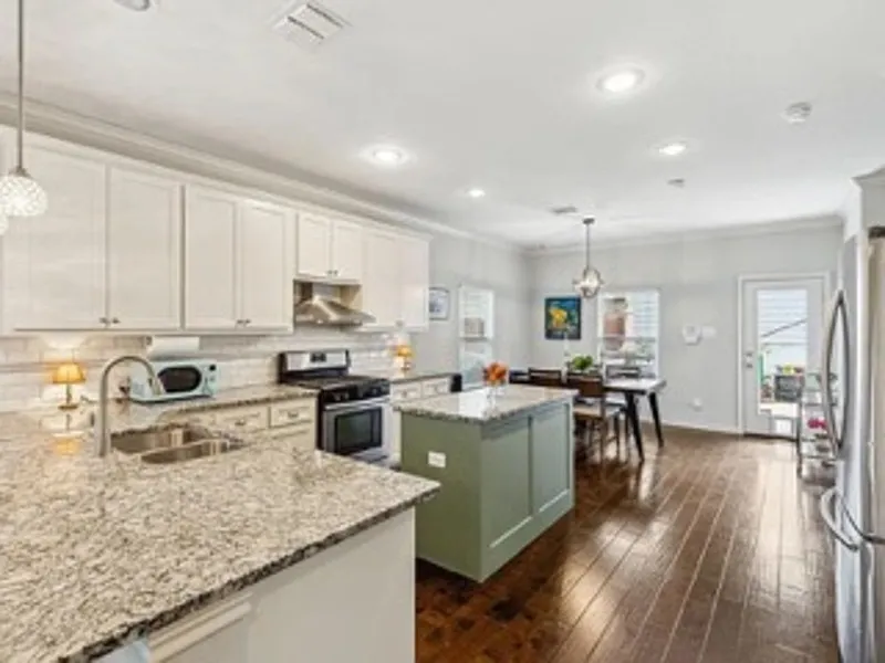 3 bed, 2.5 bath, 1922 sqft, $3,500 — Photo 3