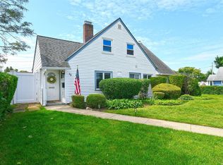 26 Toller Ln, Levittown, NY 11756