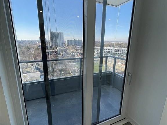 5th image of 15 Wellington St S #1212