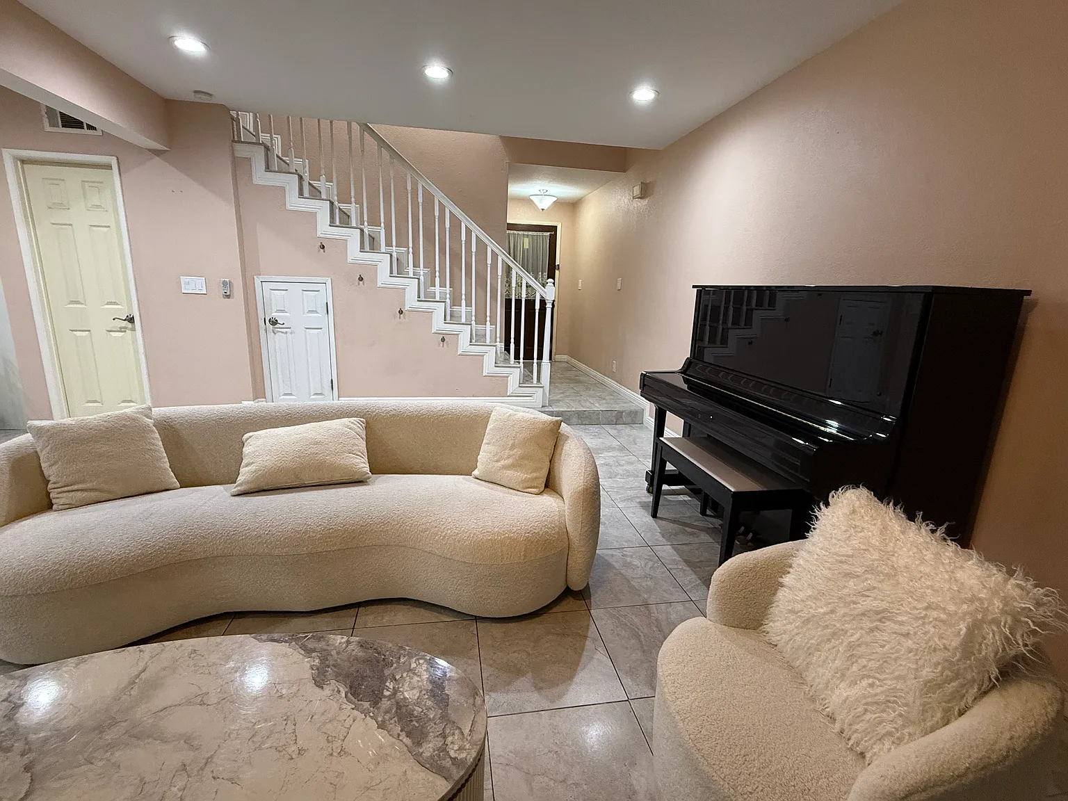 3 bed, 2.5 bath, 1870 sqft, $4,000 — Photo 4