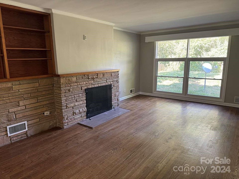 2nd image of 4521 Wentworth Pl
