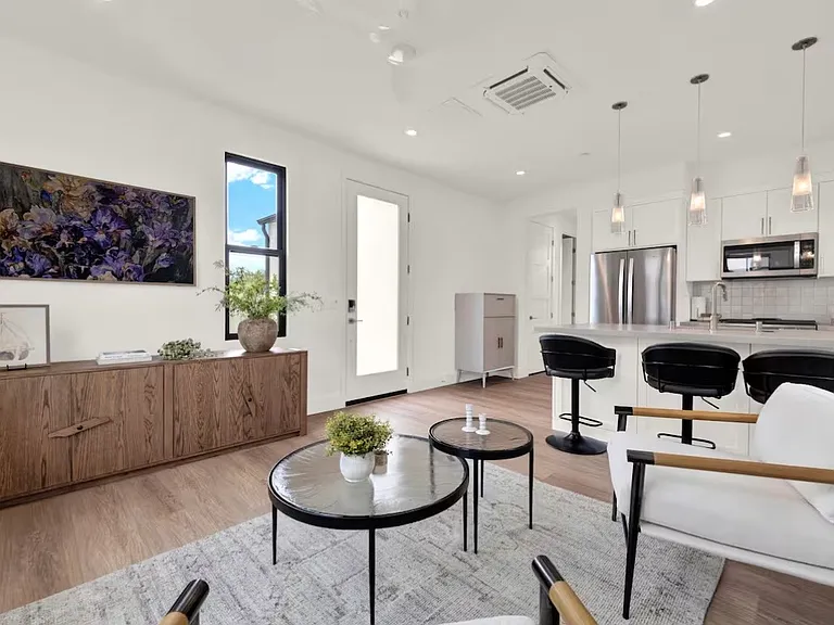 These black bar stools have been replaced with the other bar chairs in previous pictures.