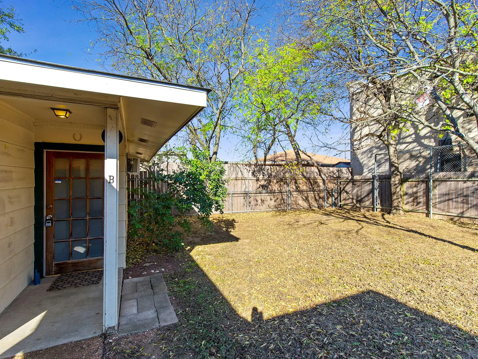1 bed, 1.0 bath, 380 sqft, $950 — Photo 2