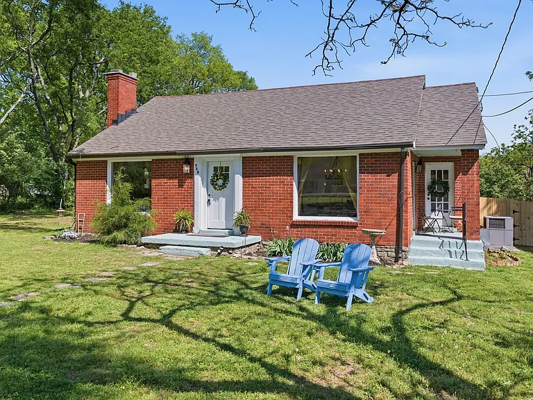 926 Idlewild Dr — Photo 1