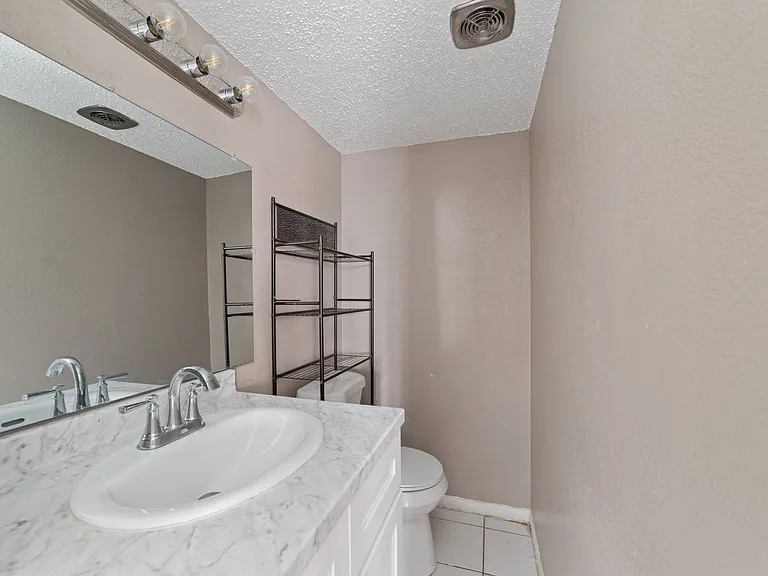 Newly Renovated Apartment In Houston — Photo 27