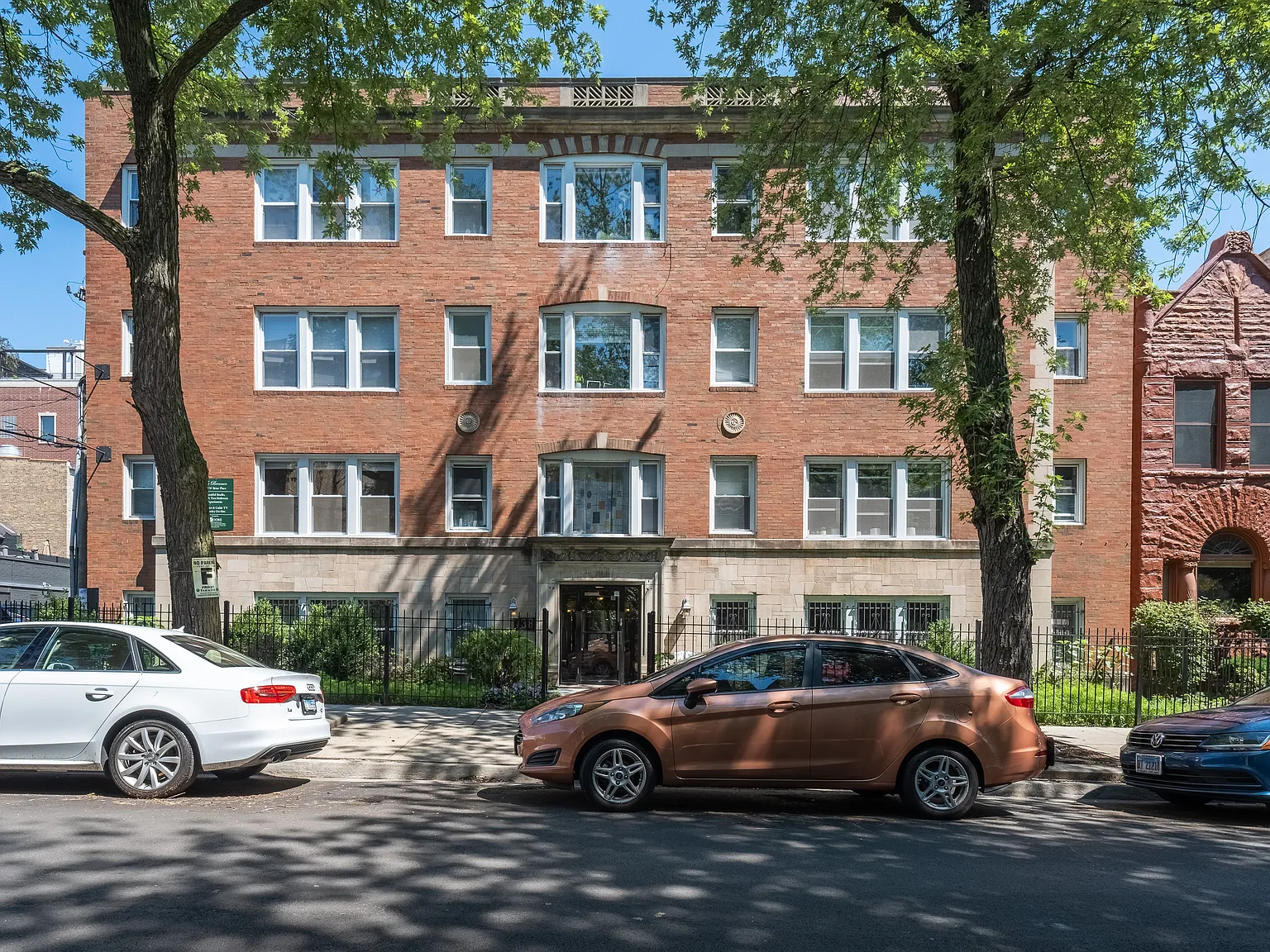 738 w Briar — Photo 1