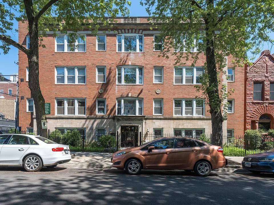 738 w Briar