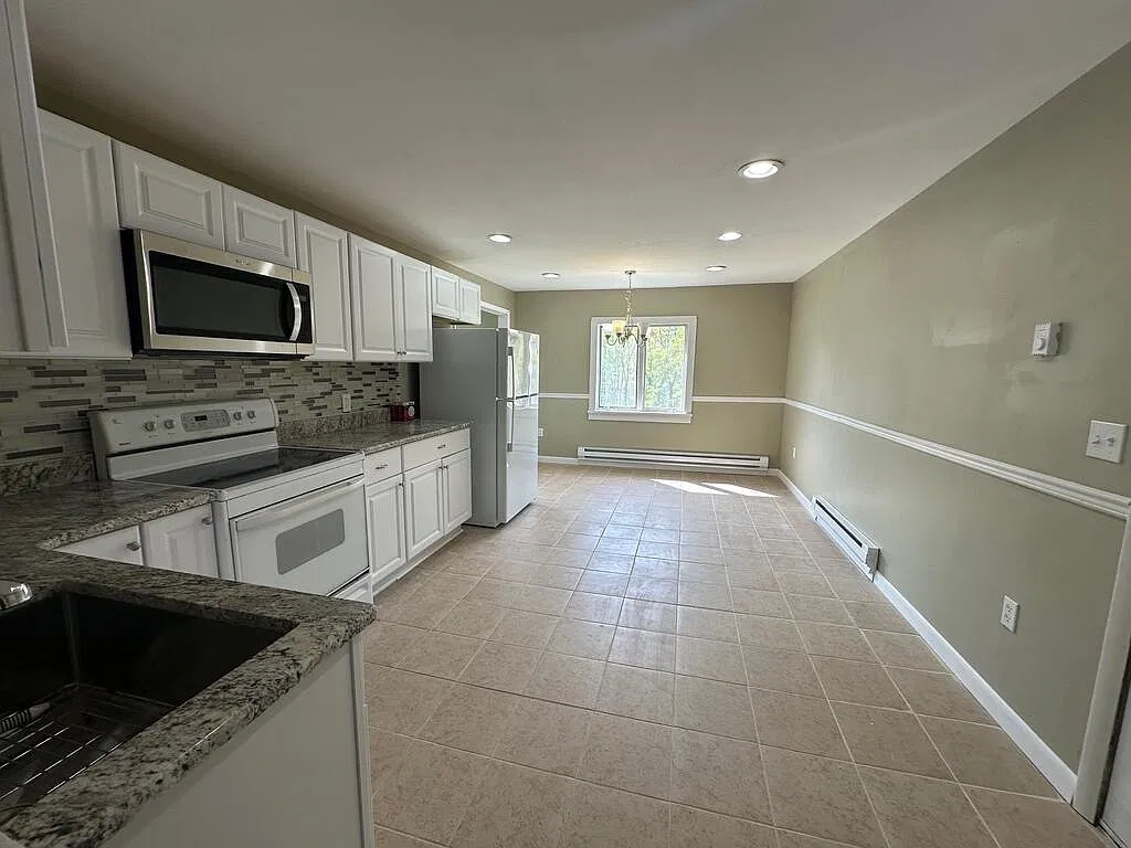 2 bed, 1.0 bath, 900 sqft, $1,200 — Photo 2