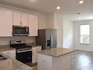 217 English Oak St — Photo 4