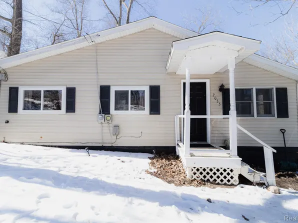 2035 Hickory Dr, Lapeer, MI 48446