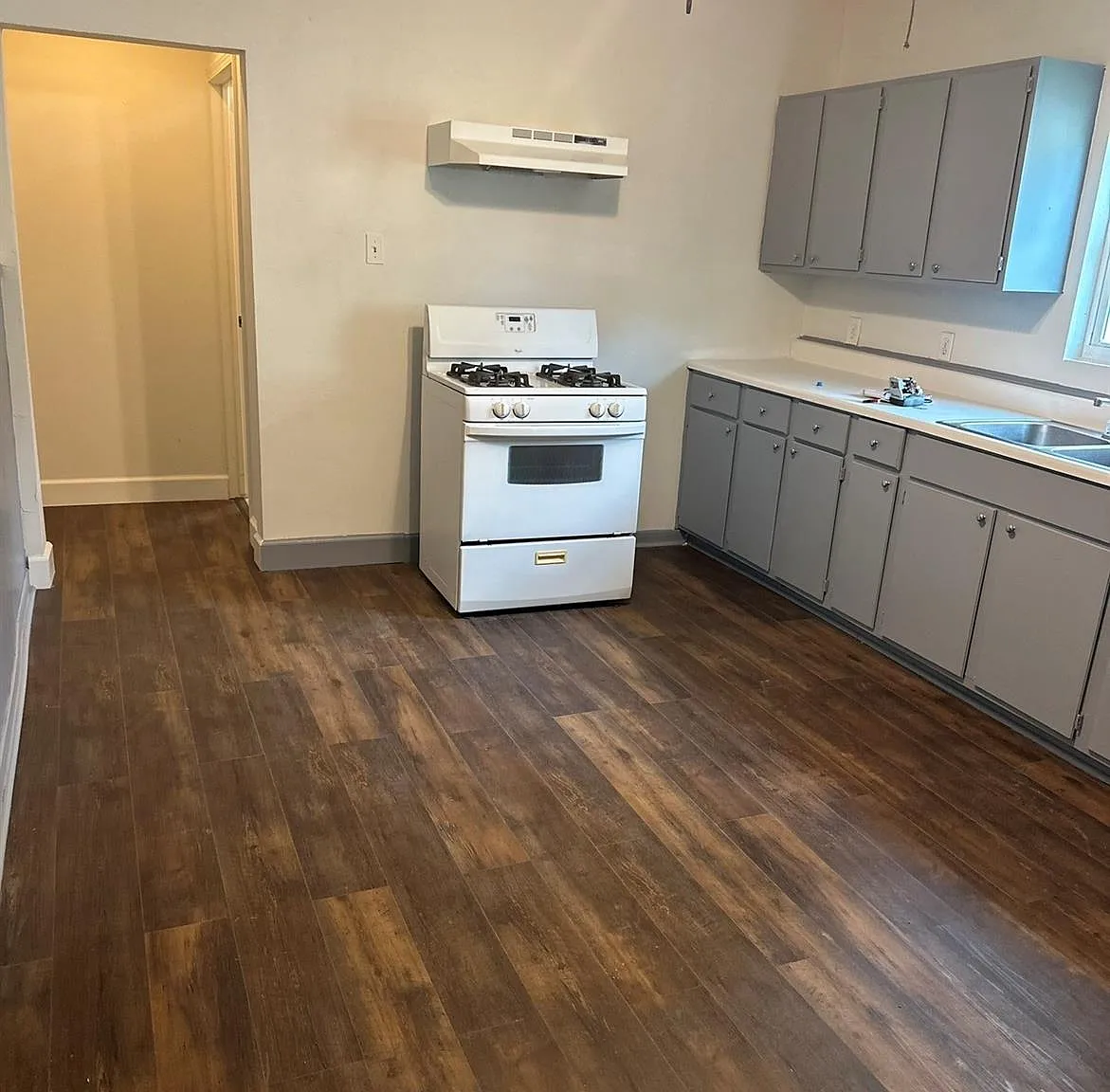 3 bed, 1.0 bath, 1128 sqft, $1,600 — Photo 3