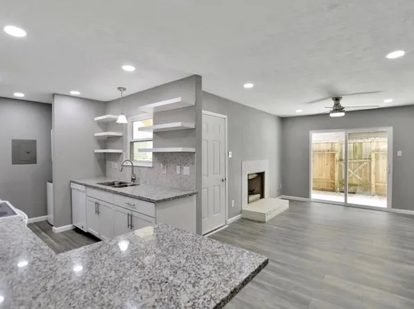 7600 Emmett F Lowry Expy APT 313, Texas City, TX 77591