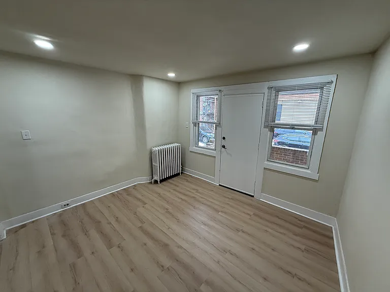 2 bed, 1.0 bath, 520 sqft, $1,300 — Photo 11