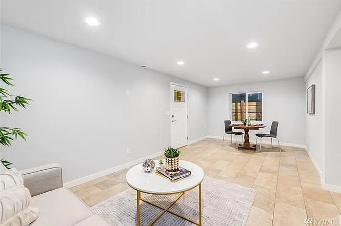 4625 S Hudson St #B — Photo 4
