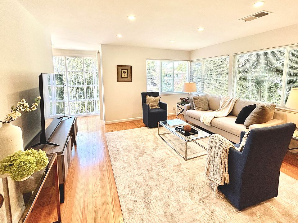 1st image of 352 Waverley St #3
