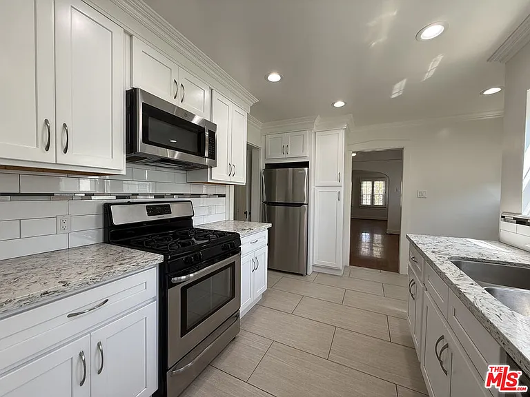 1249 S Tremaine Ave — Photo 24
