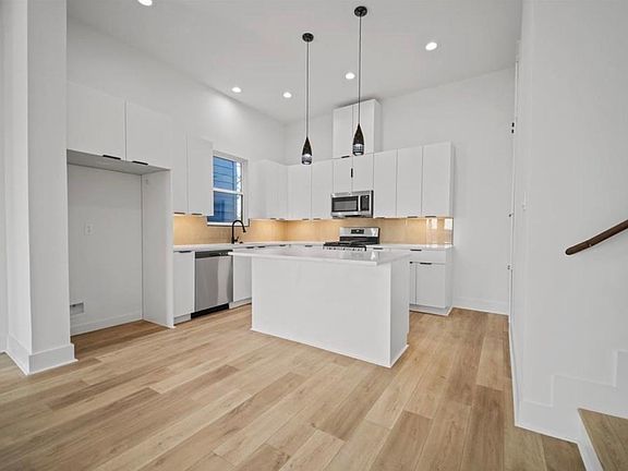 5th image of 1606 Mary St