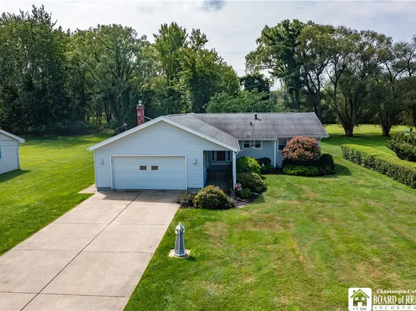 14 Sunset Dr, Fredonia, NY 14063
