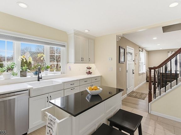 5th image of 44 Kaywin Ave