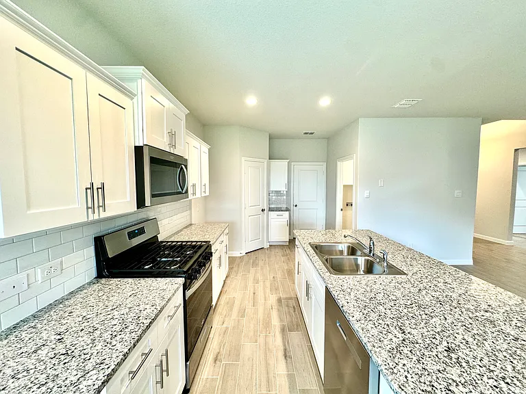 4308 Cornelia St — Photo 8