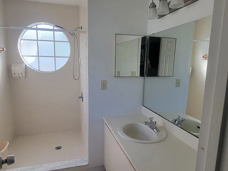 Room C private bathroom