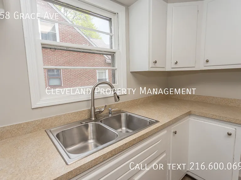 558 Grace Ave — Photo 8