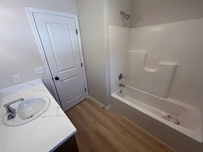 664 W Brook Hollow Rd — Photo 20