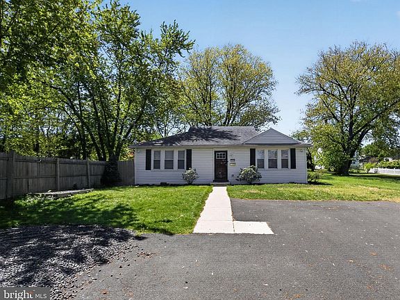 3rd image of 2646 Jenkintown Rd