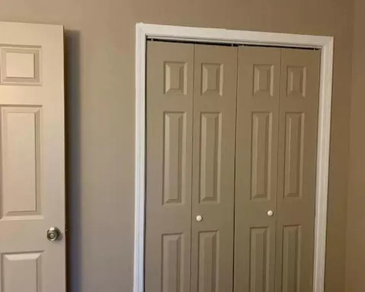 BEDROOM. DOUBLE CLOSETS