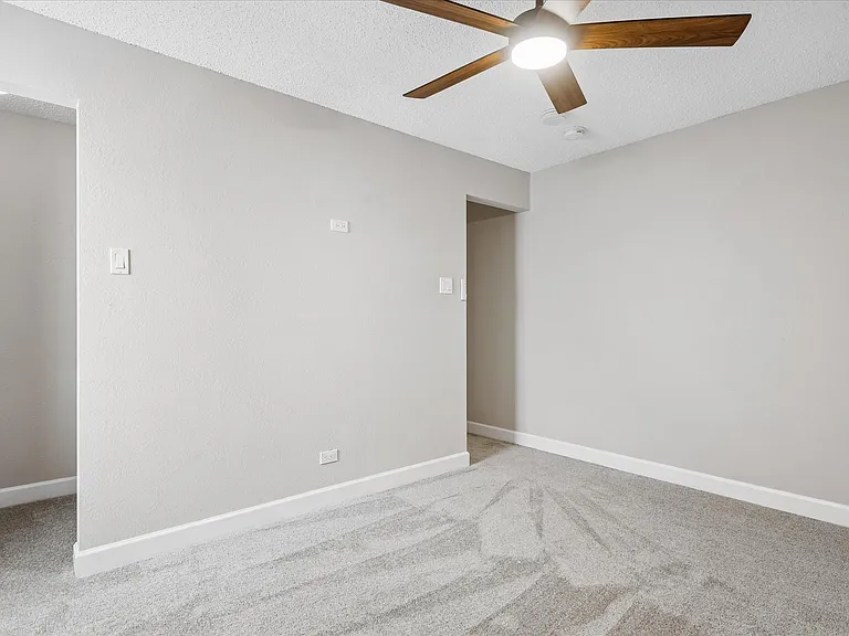 2815 S Locust St — Photo 20
