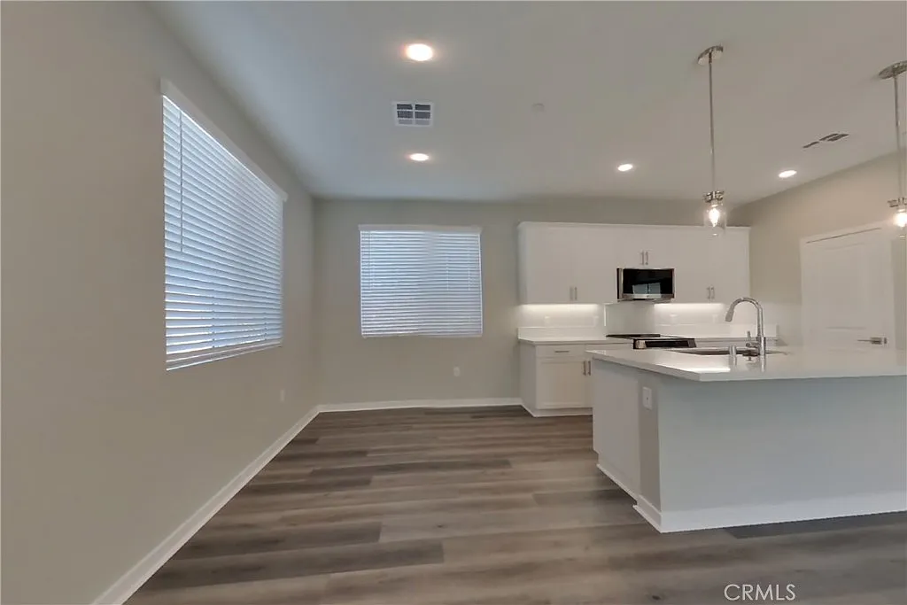 3 bed, 1176 sqft, $3,649 — Photo 4