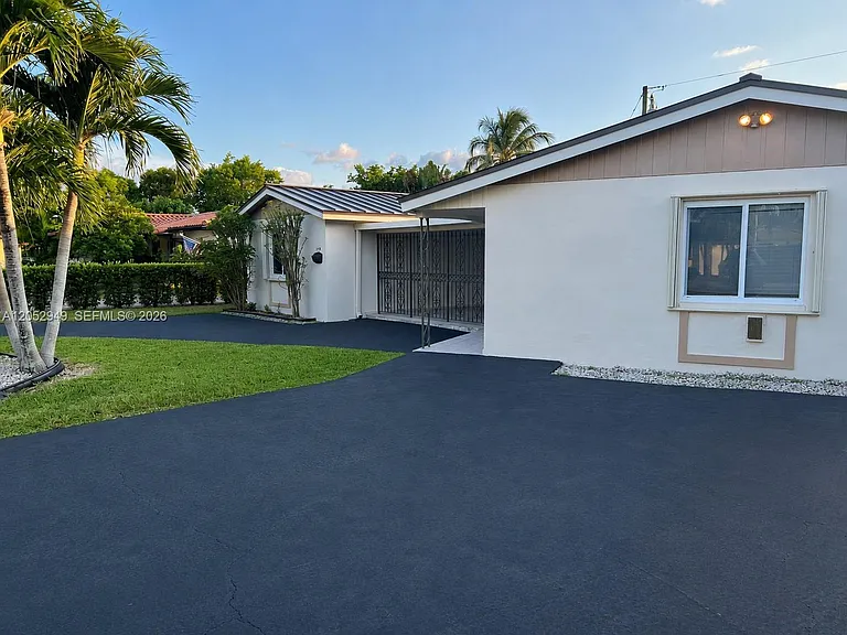 1430 SW 102nd Ct — Photo 2