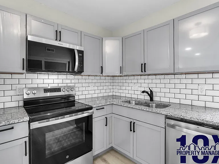 1213 E Whittier St — Photo 14