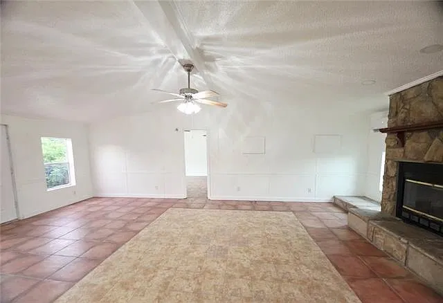 4 bed, 3.0 bath, 2100 sqft, $1,700 — Photo 3