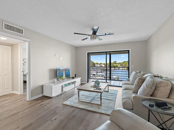 309 Lake Circle #201, North Palm Beach, FL 33408
