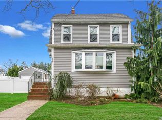 18 Devon St, Lynbrook, NY 11563