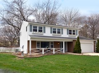 2S452 Menomini Ct, Wheaton, IL 60189