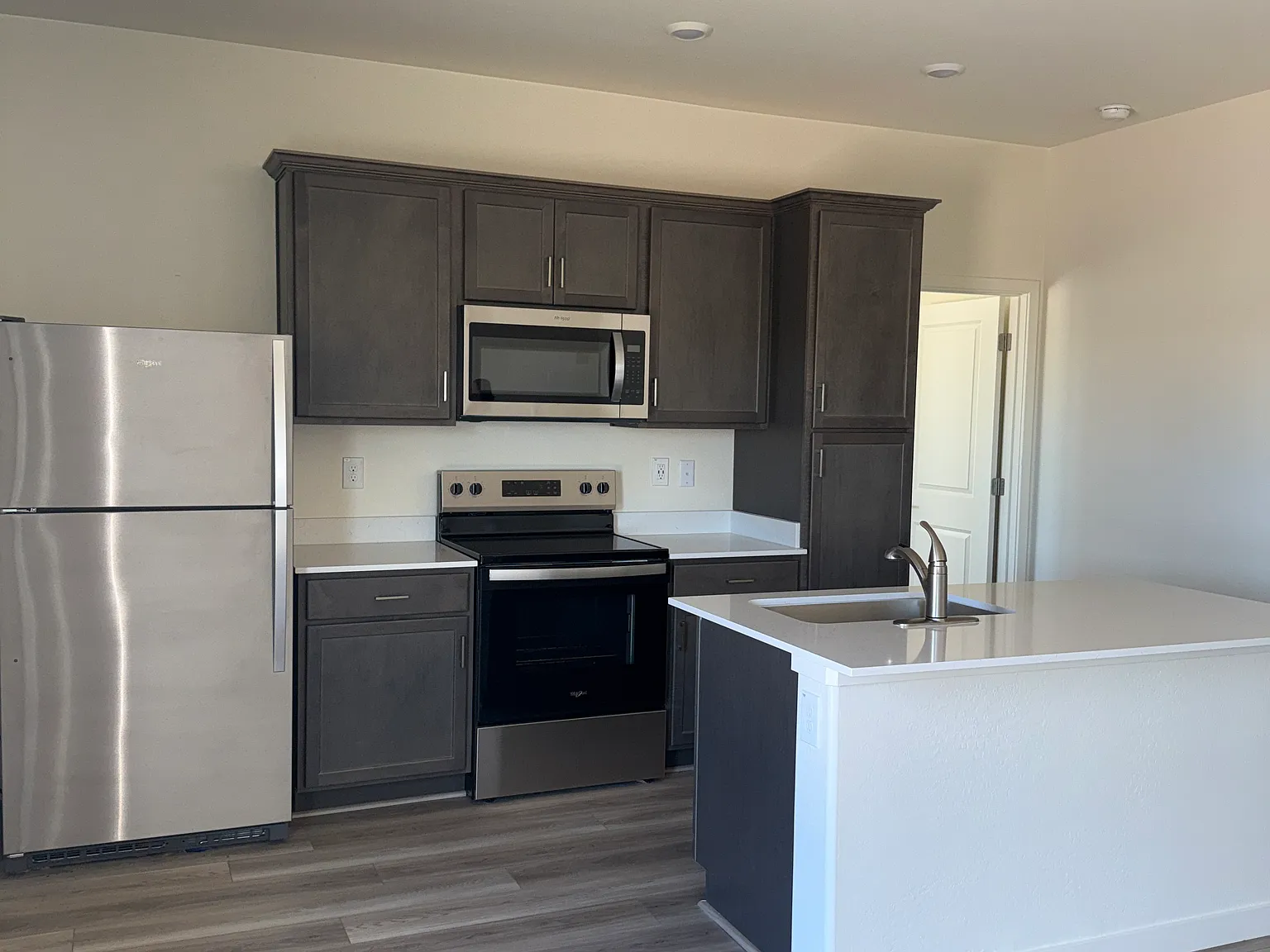 3 bed, 1125 sqft, $2,300 — Photo 2