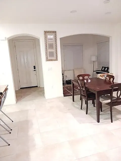 3 bed, 2.5 bath, 2077 sqft, $3,000 — Photo 3