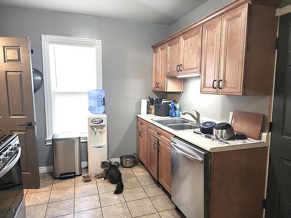 5th image of 722 Forest St