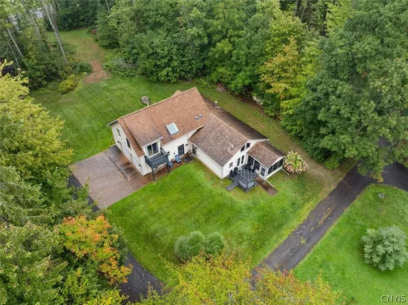 29 Fawn Rd, Bernhards Bay, NY 13028