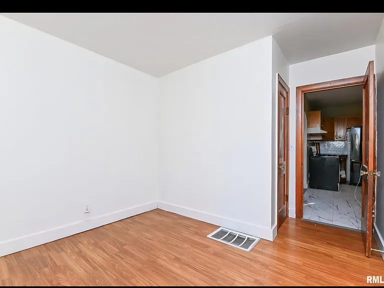 7710 S Jefferson St — Photo 3