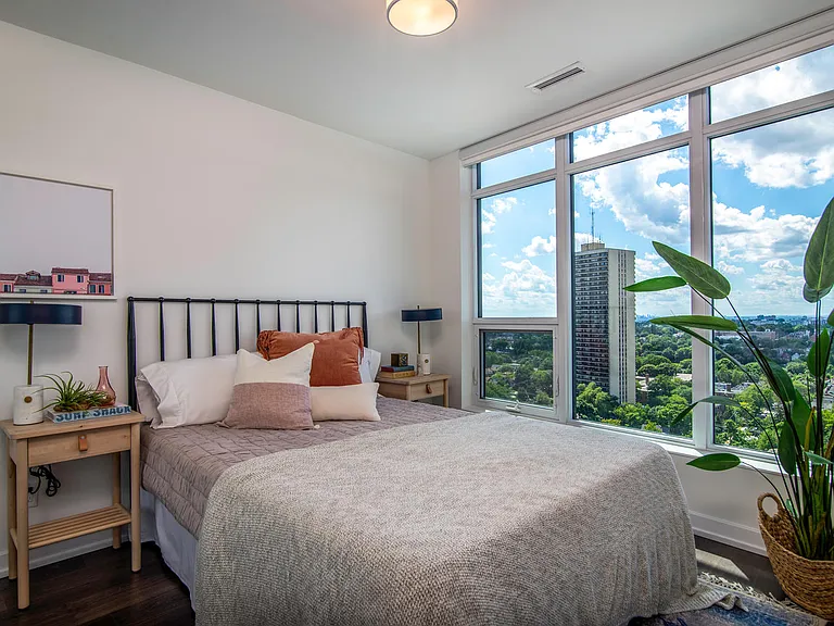19 Erskine Ave #1810 — Photo 8