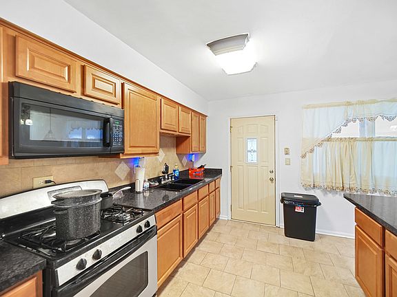 5th image of 921 Blackhawk Dr