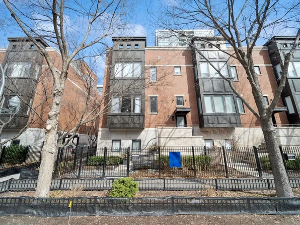450 W Superior St, Chicago, IL 60610