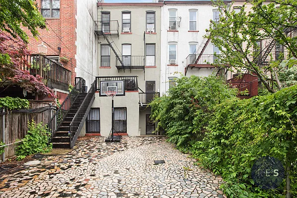 Rented by RES New York | media 7